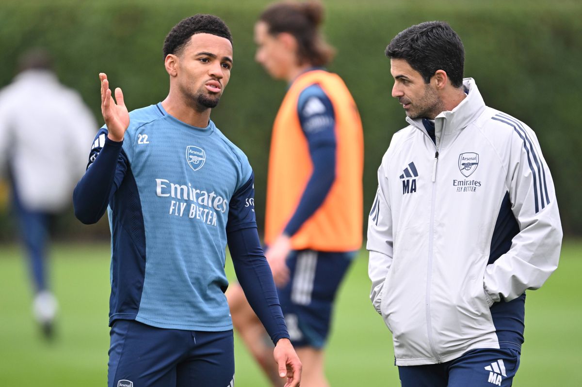 LONDON COLNEY, ENGLAND - SEPTEMBER 26: Arsenal manager Mikel Arteta with Ethan Nwaneri during a training session at Sobha Realty Training Centre on September 26, 2025 in London Colney, England.  (Photo by Stuart MacFarlane/Arsenal FC via Getty Images)
