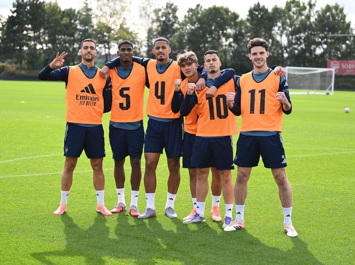 LONDON COLNEY, ENGLAND - SEPTEMBER 27: (L-R) Mikel Merino, Cristhian Mosquers, William Saliba, Max Dowman, Gabriel Martinelli and Declan Rice of Arsenal during a training session at Sobha Realty Training Centre on September 27, 2025 in London Colney, England. (Photo by Stuart MacFarlane/Arsenal FC via Getty Images)