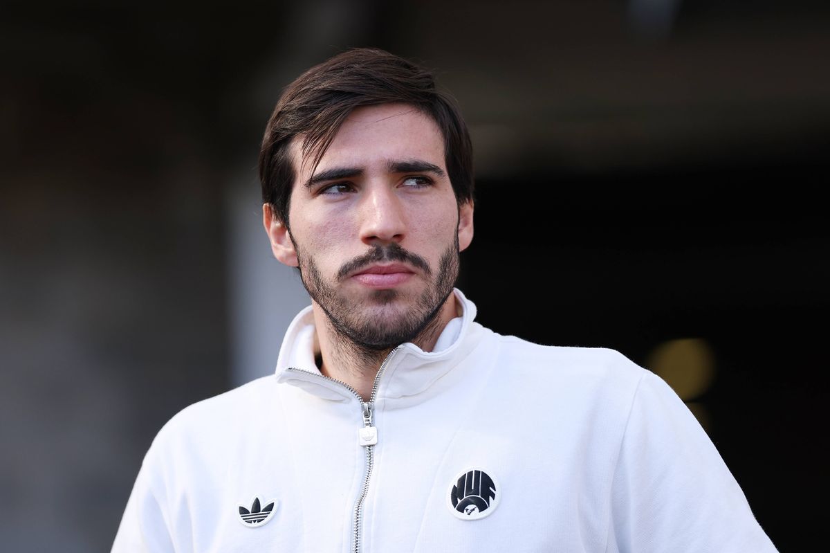 NEWCASTLE UPON TYNE, ENGLAND - SEPTEMBER 28: Sandro Tonali of Newcastle United arrives at the stadium prior to prior to the Premier League match between Newcastle United and Arsenal at St James' Park on September 28, 2025 in Newcastle upon Tyne, England. (Photo by Stu Forster/Getty Images)