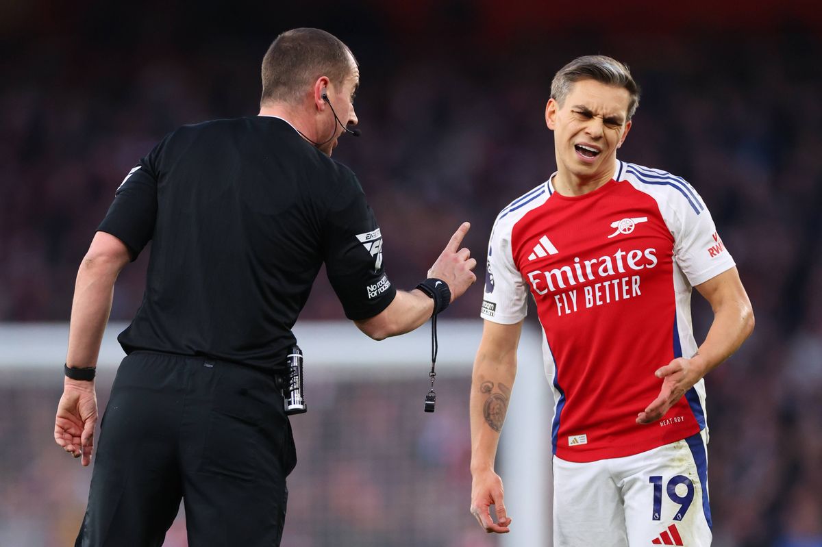 LONDON, ENGLAND - FEBRUARY 02: Referee Peter Bankes speaks with Leandro Trossard of Arsenal during the Premier League match between Arsenal FC and Manchester City FC at Emirates Stadium on February 02, 2025 in London, England. (Photo by Marc Atkins/Getty Images)