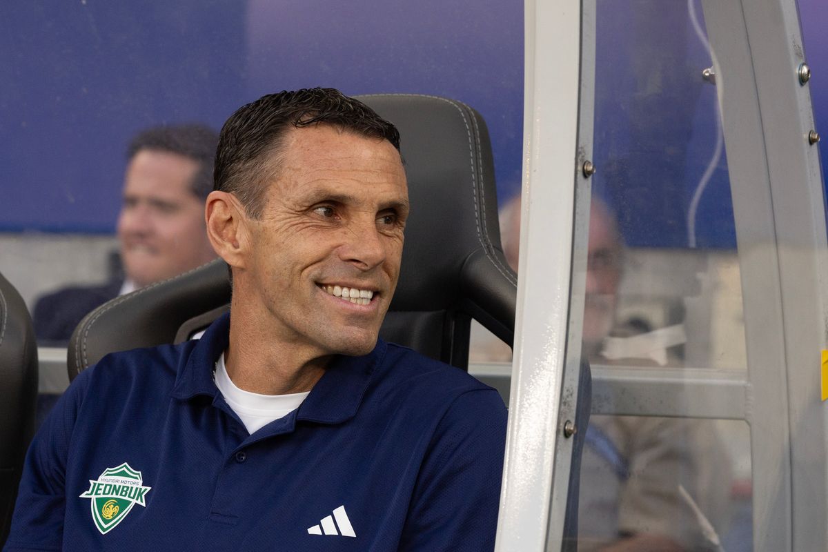 Gustavo Poyet coach of Jeonbuk reacts before  the AFC Champions League Two Quarter Final Leg 2 match between Sydney FC and Jeonbuk at Allianz Stadium, on March 13, 2025, in Sydney, Australia.