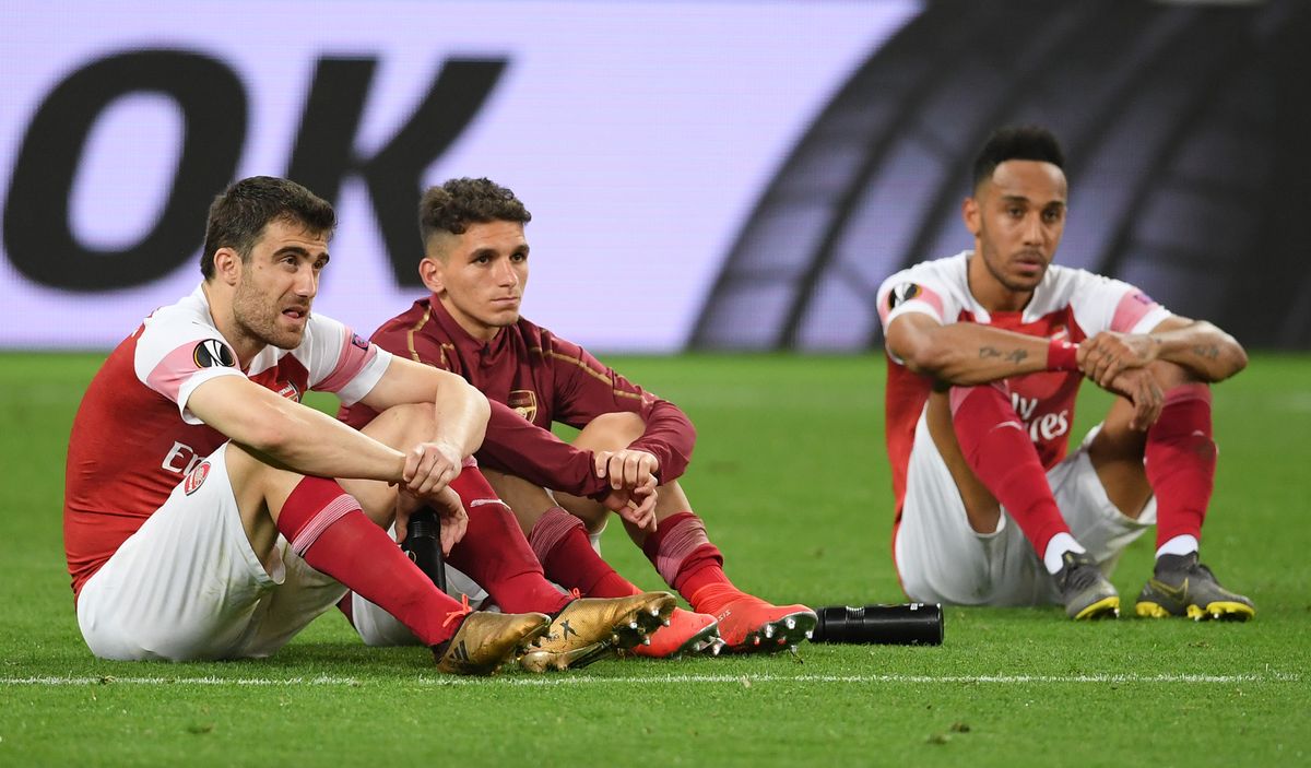 Lucas Torreira (centre) with Sokratis Papastathopoulos and Pierre-Emerick Aubameyang after the Europa League defeat to Chelsea in 2019