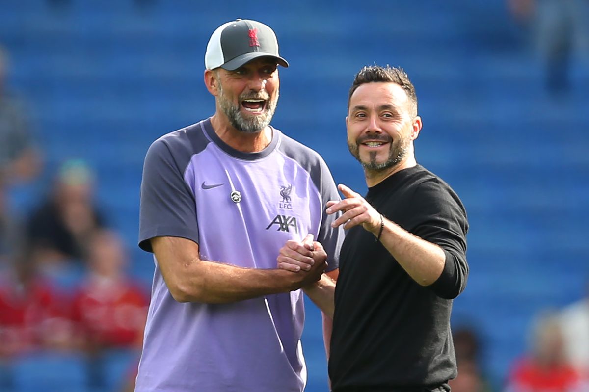 Juergen Klopp, Manager of Liverpool, talks to Roberto De Zerbi, Manager of Brighton & Hove Albion, as the teams warm up prior to the Premier League match between Brighton & Hove Albion and Liverpool FC at American Express Community Stadium on October 08, 2023 in Brighton, England