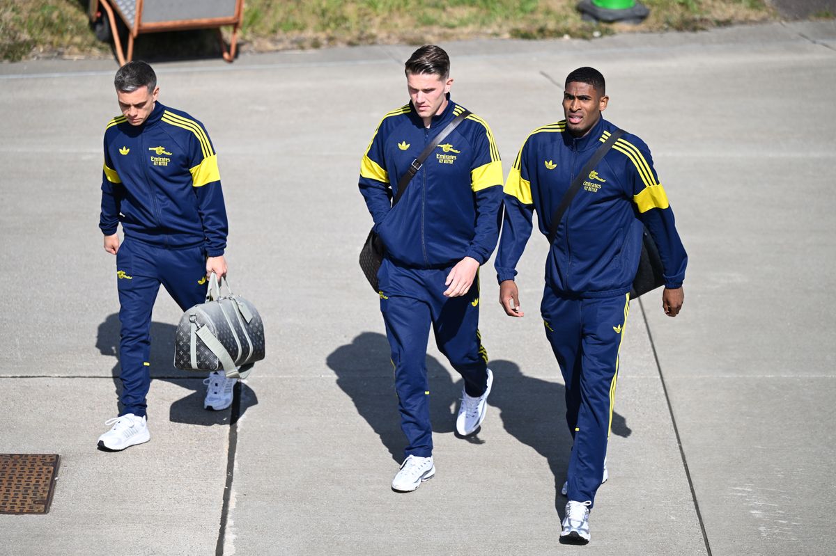 Arseanl players at Luton Airport