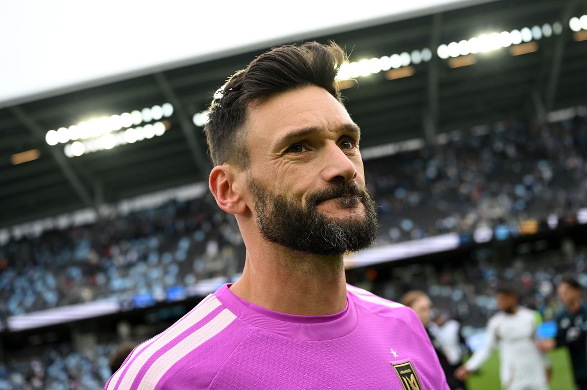 Hugo Lloris is planning on returning to international football with France