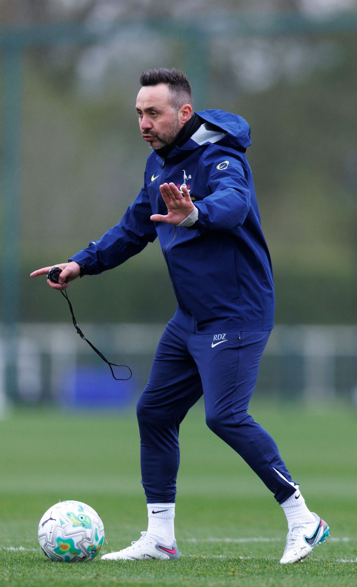 Roberto De Zerbi coaching Tottenham players in training