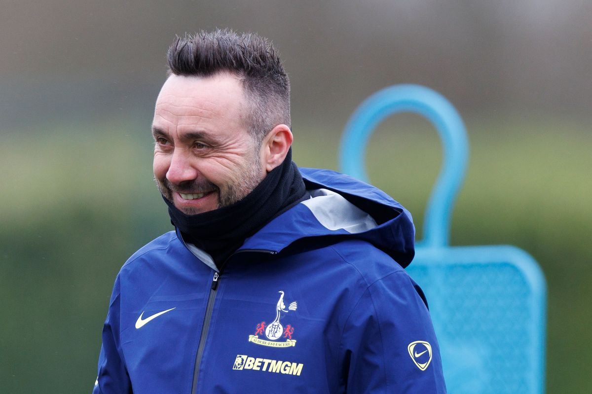 Roberto De Zerbi during a Tottenham Hotspur training session
