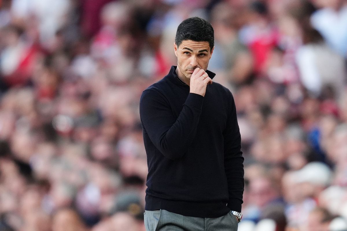 Mikel Arteta gestures