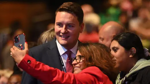 Getty Images Wes Streeting poses for a selfie with a supporter at Labour Party conference in 2021